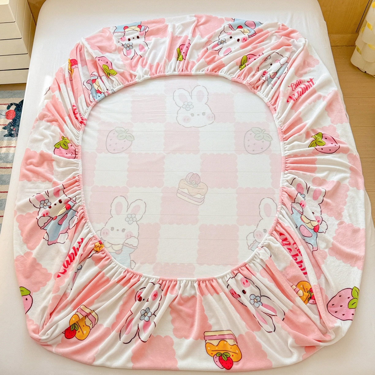 91家纺网 家纺一手货源 找家纺 名兮家居 2025新款高克重印花牛奶绒单床笠床笠单件 格子兔