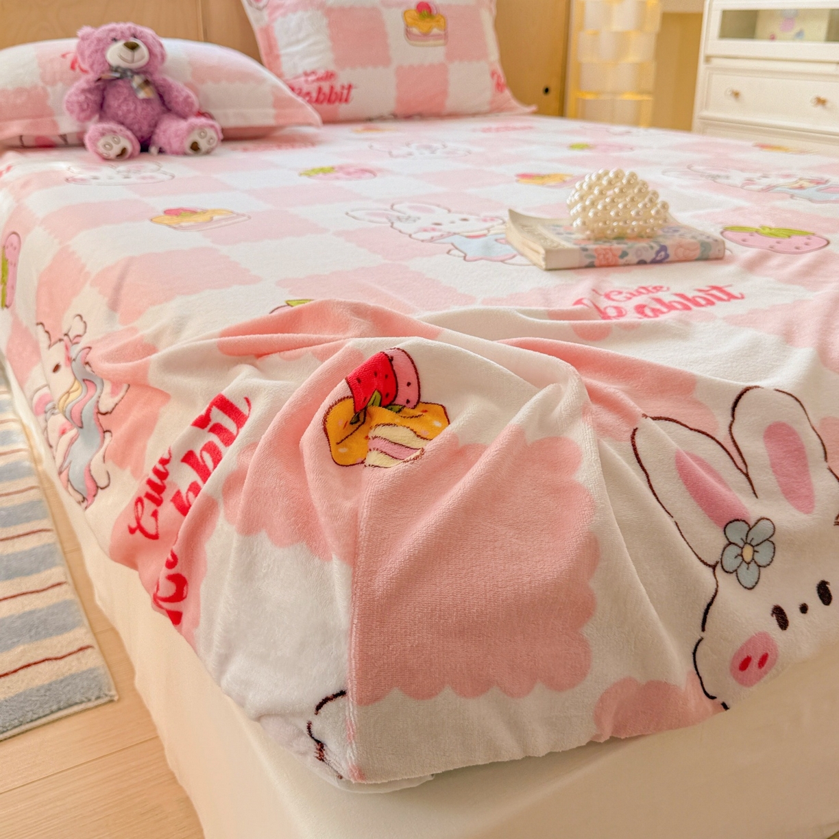 91家纺网 家纺一手货源 找家纺 名兮家居 2025新款高克重印花牛奶绒单床笠床笠单件 格子兔