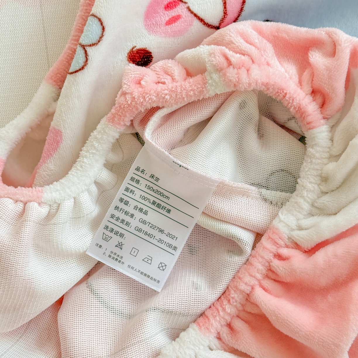 91家纺网 家纺一手货源 找家纺 名兮家居 2025新款高克重印花牛奶绒单床笠床笠单件 格子兔