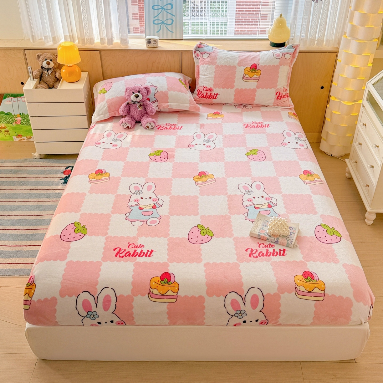 91家纺网 家纺一手货源 找家纺 名兮家居 2025新款高克重印花牛奶绒单床笠床笠单件 格子兔