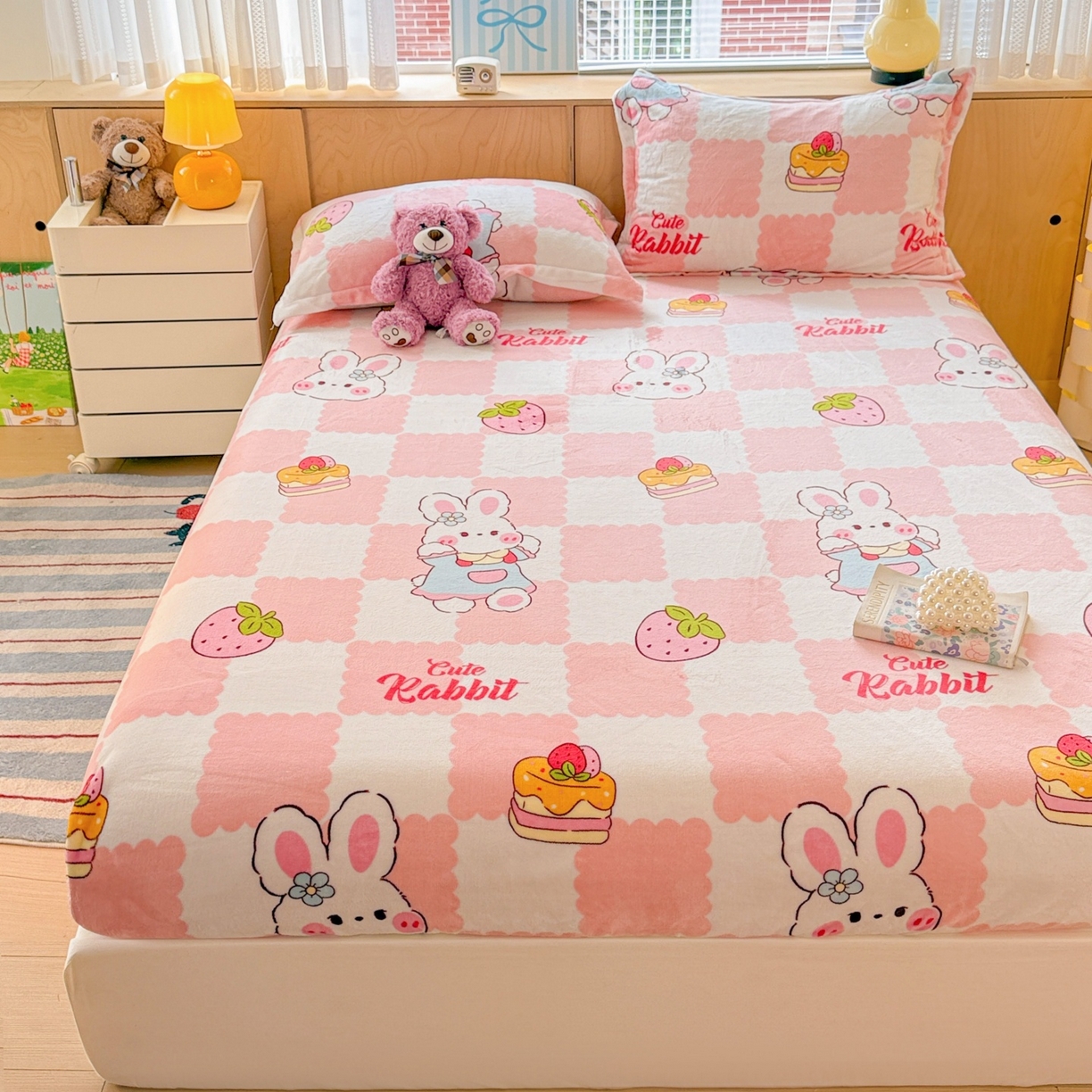 91家纺网 家纺一手货源 找家纺 名兮家居 2025新款高克重印花牛奶绒单床笠床笠单件 格子兔