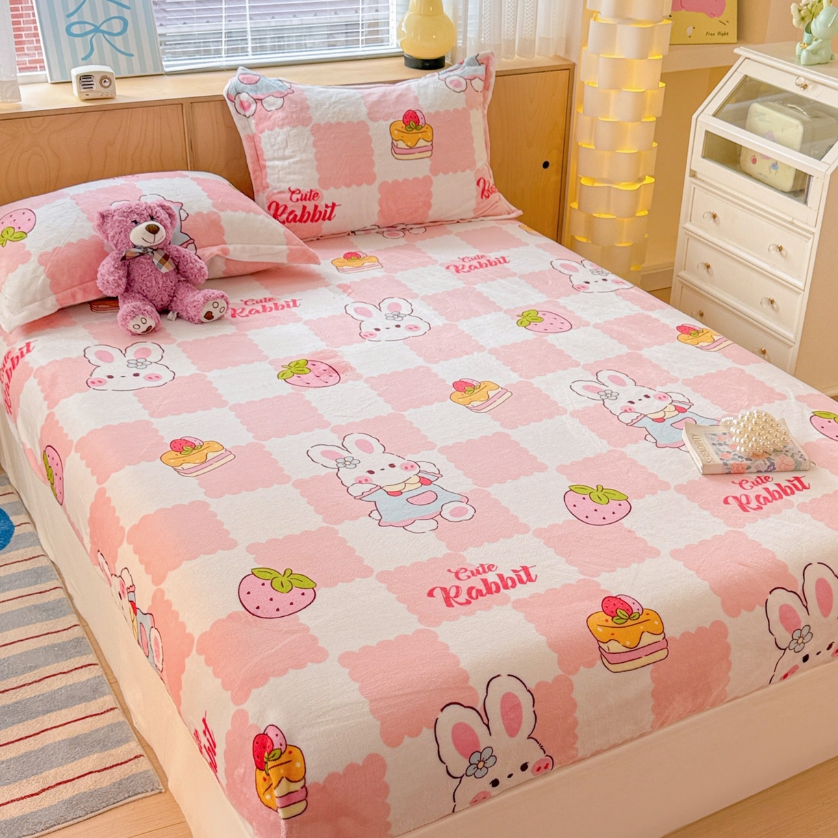 91家纺网 家纺一手货源 找家纺 名兮家居 2025新款高克重印花牛奶绒单床笠床笠单件 格子兔