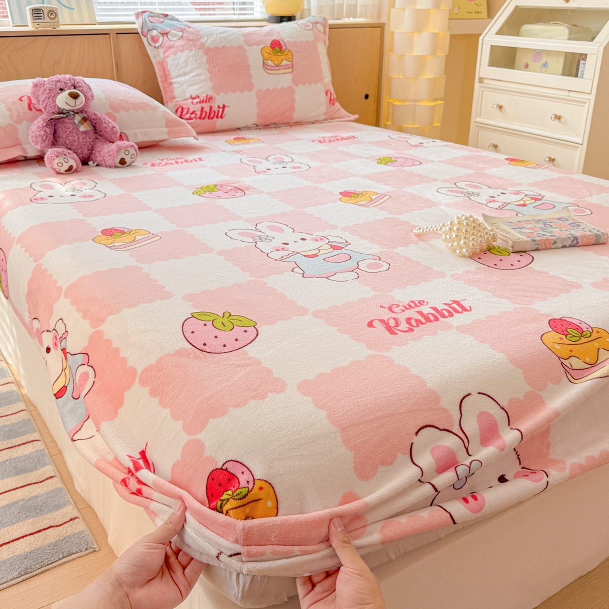 91家纺网 家纺一手货源 找家纺 名兮家居 2025新款高克重印花牛奶绒单床笠床笠单件 格子兔