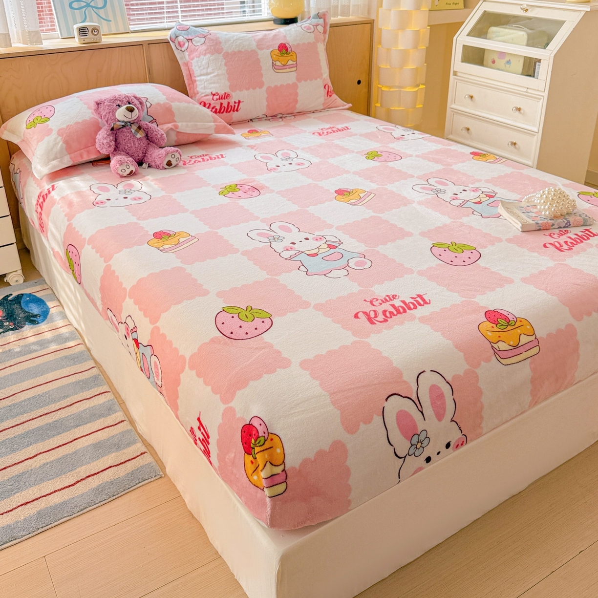 91家纺网 家纺一手货源 找家纺 名兮家居 2025新款高克重印花牛奶绒单床笠床笠单件 格子兔