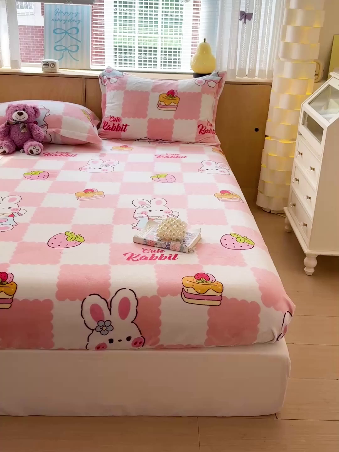 91家纺网 家纺一手货源 找家纺 名兮家居 2025新款高克重印花牛奶绒单床笠床笠单件 格子兔