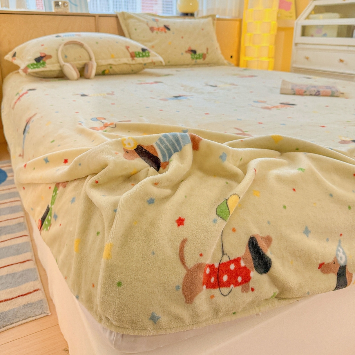 91家纺网 家纺一手货源 找家纺 名兮家居 2025新款高克重印花牛奶绒单床笠床笠单件 腊肠狗