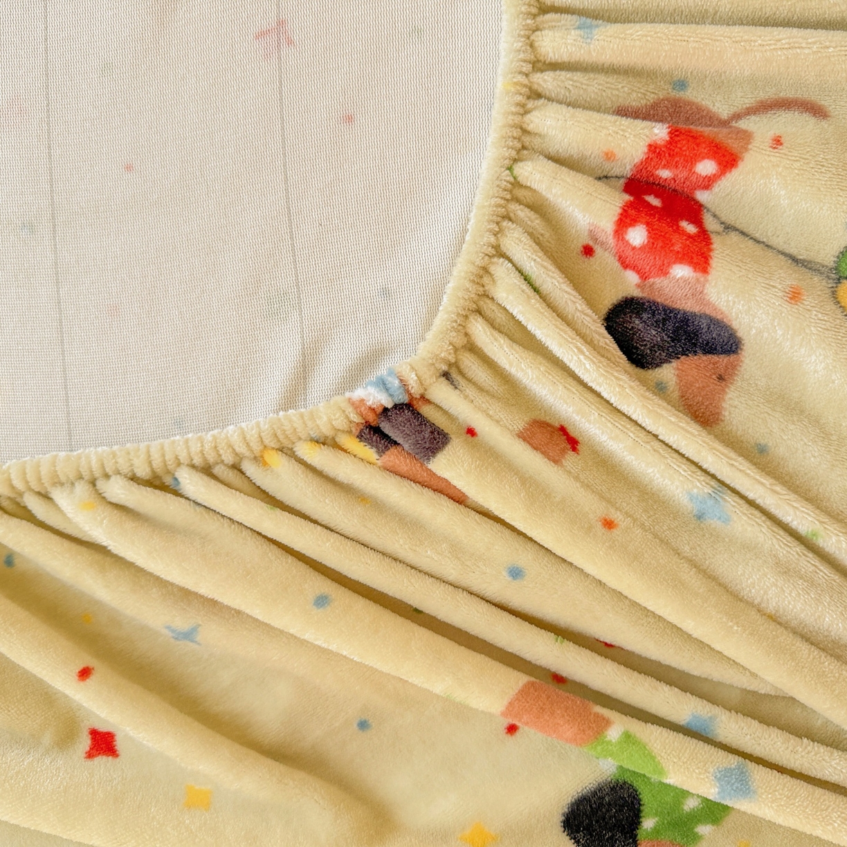 91家纺网 家纺一手货源 找家纺 名兮家居 2025新款高克重印花牛奶绒单床笠床笠单件 腊肠狗