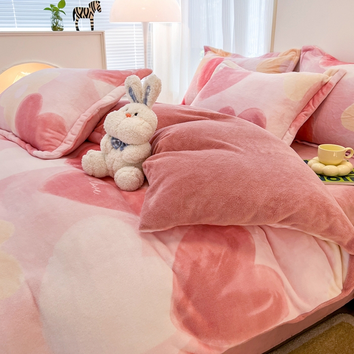 91家纺网 家纺一手货源 找家纺 寐居家纺 2025新款印花牛奶绒四件套 爱心泡泡