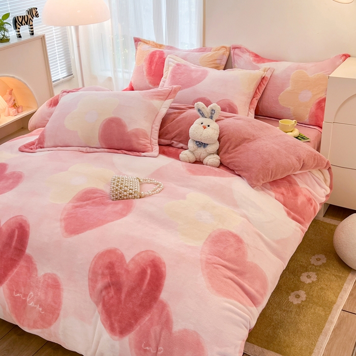 91家纺网 家纺一手货源 找家纺 寐居家纺 2025新款印花牛奶绒四件套 爱心泡泡