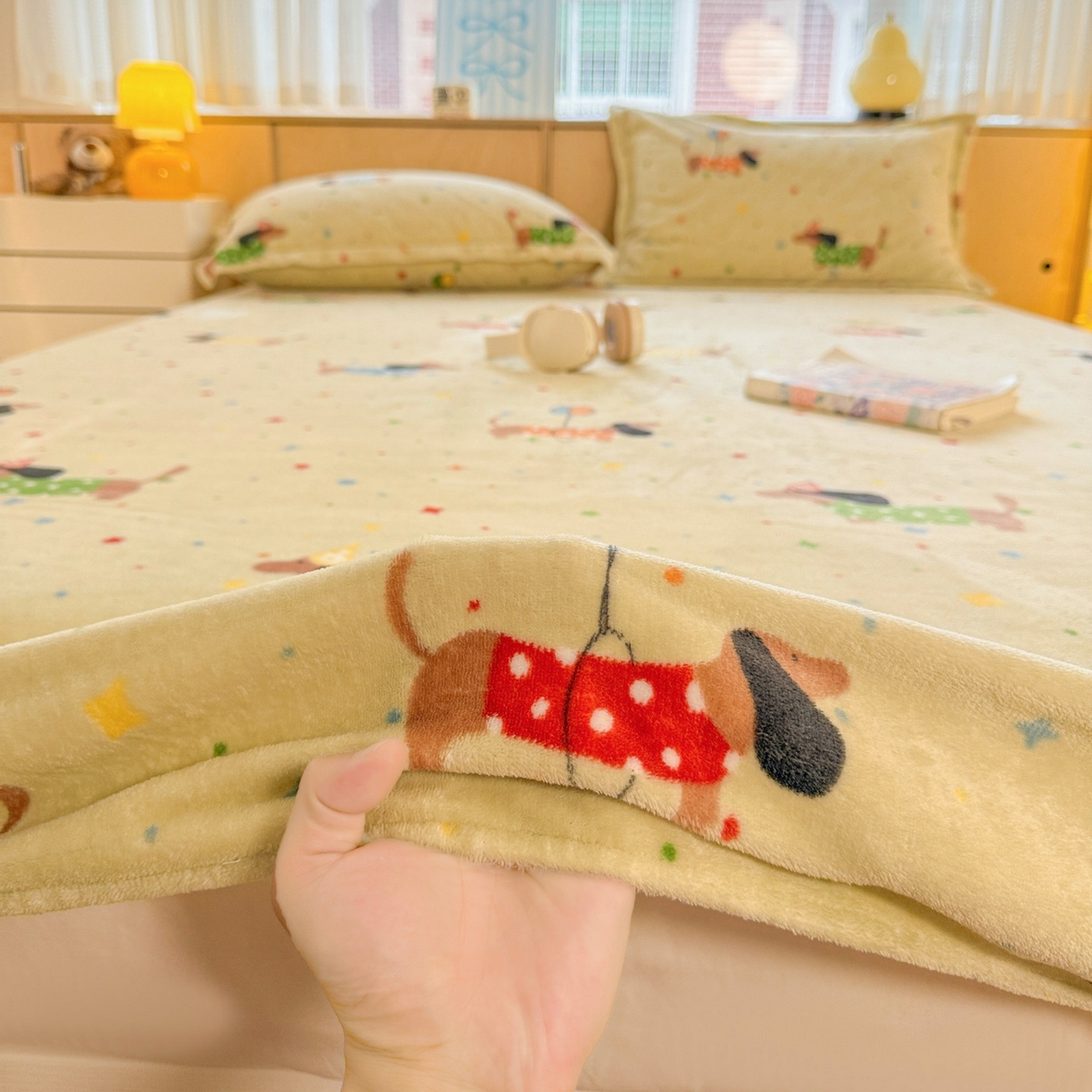 91家纺网 家纺一手货源 找家纺 名兮家居 2025新款高克重印花牛奶绒单床笠床笠单件 腊肠狗