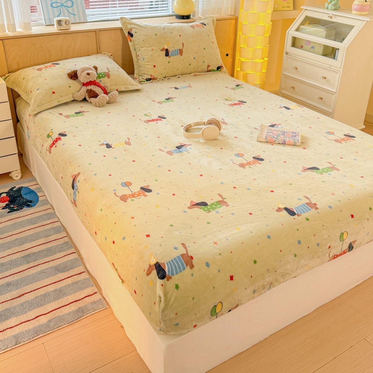 91家纺网 家纺一手货源 找家纺 名兮家居 2025新款高克重印花牛奶绒单床笠床笠单件 腊肠狗