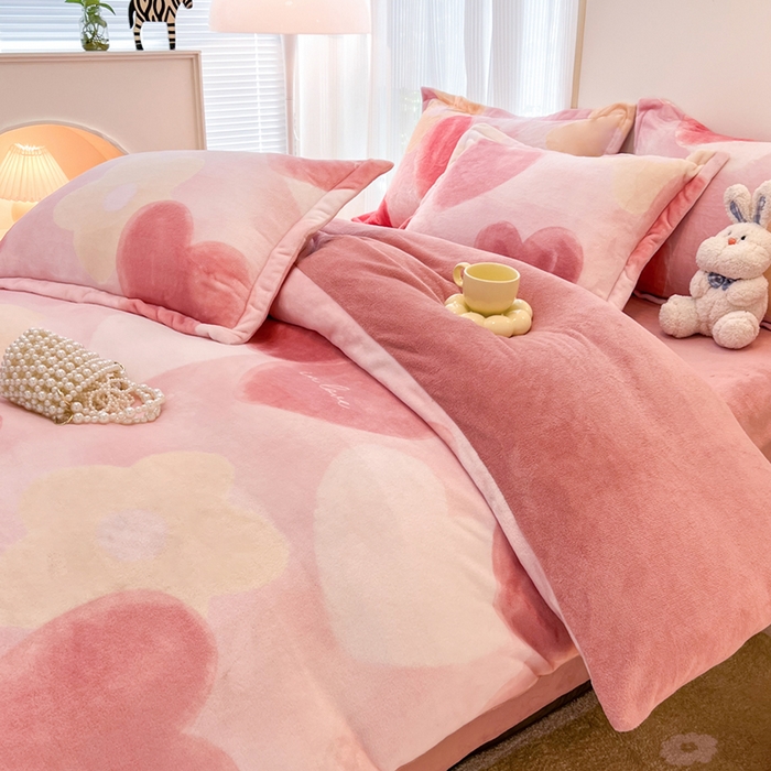 91家纺网 家纺一手货源 找家纺 寐居家纺 2025新款印花牛奶绒四件套 爱心泡泡