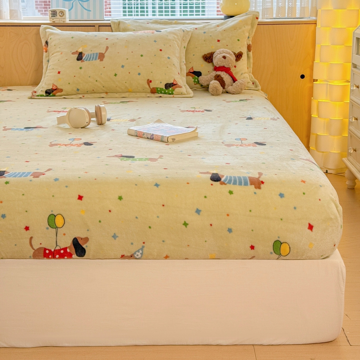 91家纺网 家纺一手货源 找家纺 名兮家居 2025新款高克重印花牛奶绒单床笠床笠单件 腊肠狗