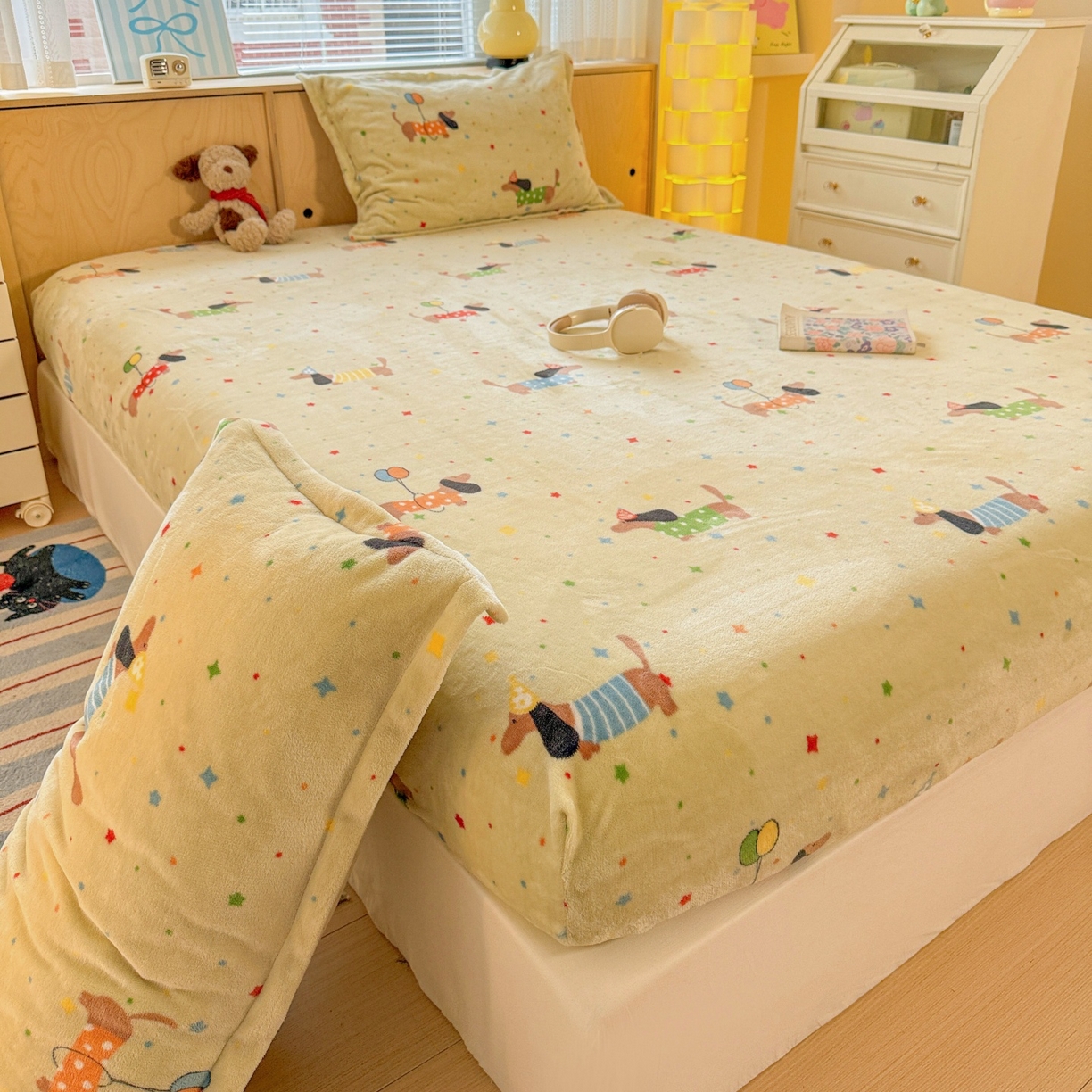 91家纺网 家纺一手货源 找家纺 名兮家居 2025新款高克重印花牛奶绒单床笠床笠单件 腊肠狗