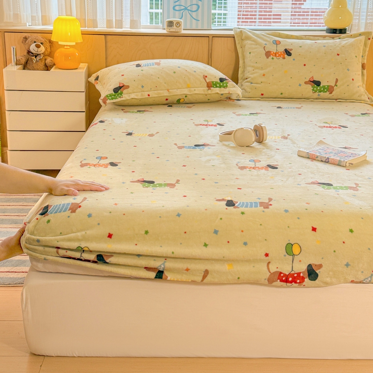 91家纺网 家纺一手货源 找家纺 名兮家居 2025新款高克重印花牛奶绒单床笠床笠单件 腊肠狗