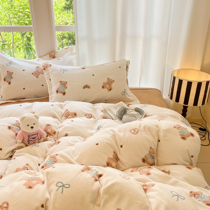 91家纺网 家纺一手货源 找家纺 寐居家纺 2025新款印花牛奶绒四件套 抱抱熊