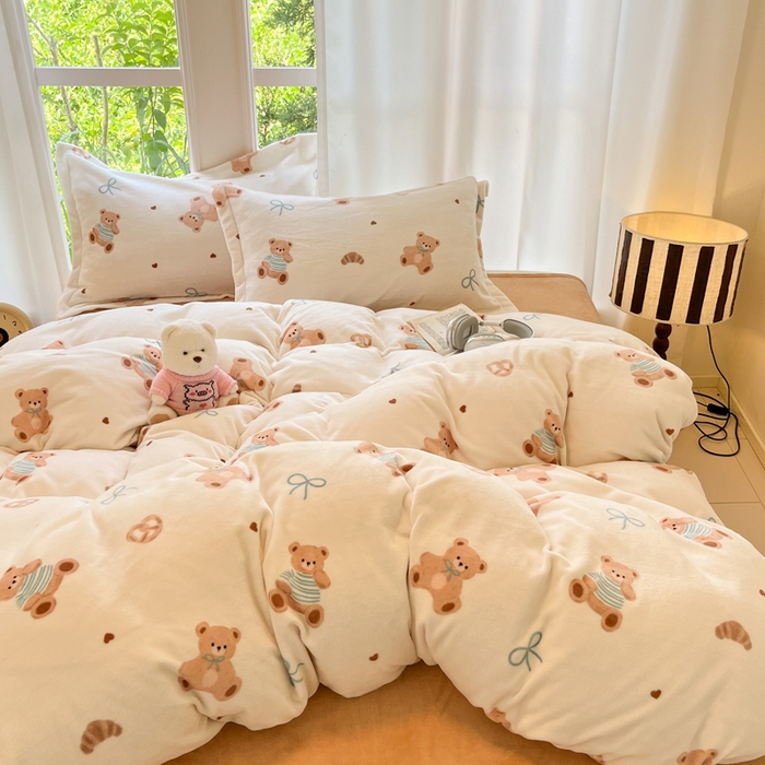 91家纺网 家纺一手货源 找家纺 寐居家纺 2025新款印花牛奶绒四件套 抱抱熊