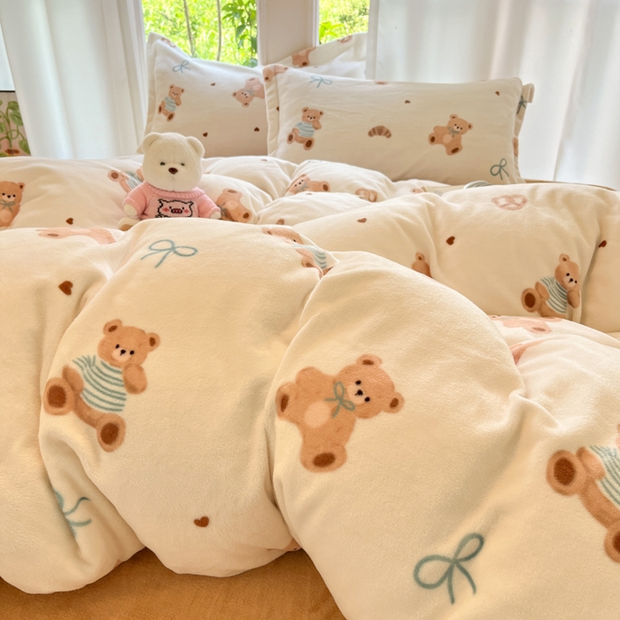 91家纺网 家纺一手货源 找家纺 寐居家纺 2025新款印花牛奶绒四件套 抱抱熊