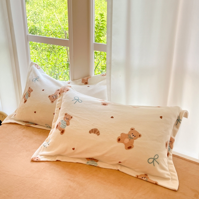 91家纺网 家纺一手货源 找家纺 寐居家纺 2025新款印花牛奶绒四件套 抱抱熊