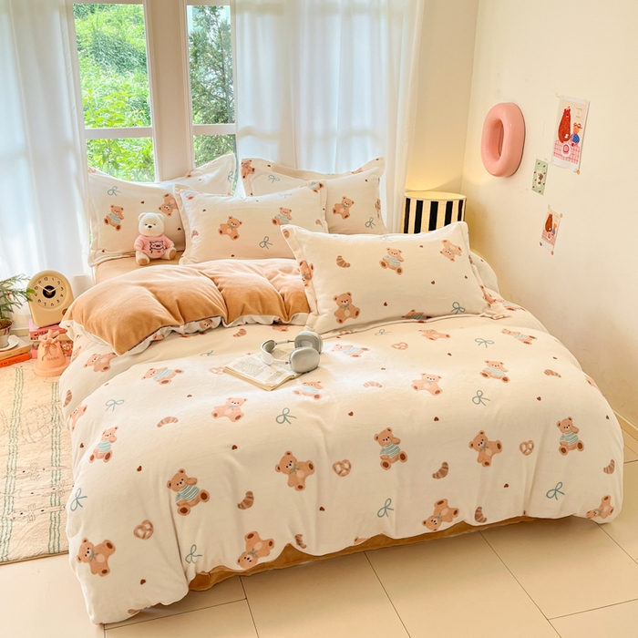 91家纺网 家纺一手货源 找家纺 寐居家纺 2025新款印花牛奶绒四件套 抱抱熊