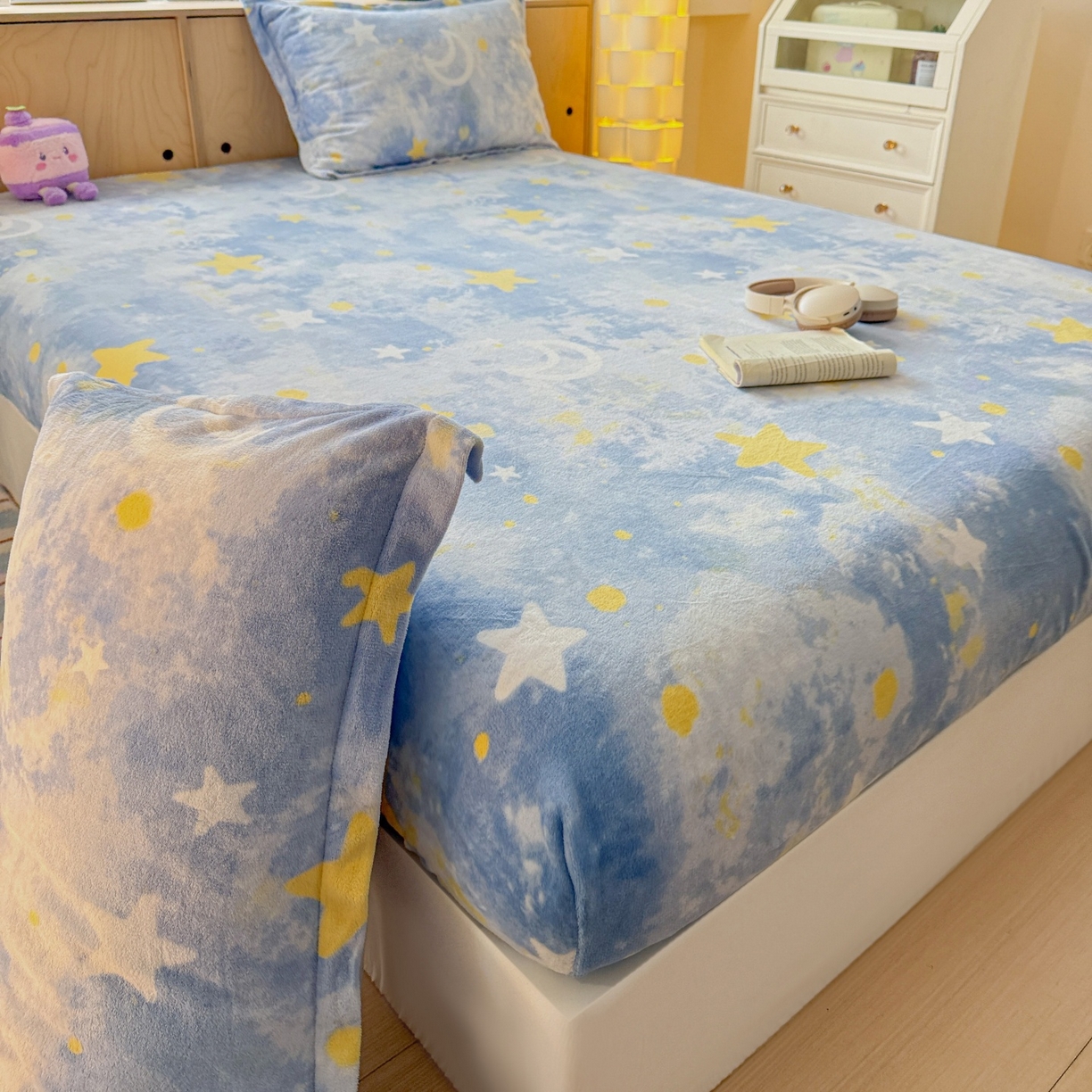 91家纺网 家纺一手货源 找家纺 名兮家居 2025新款高克重印花牛奶绒单床笠床笠单件 满天星