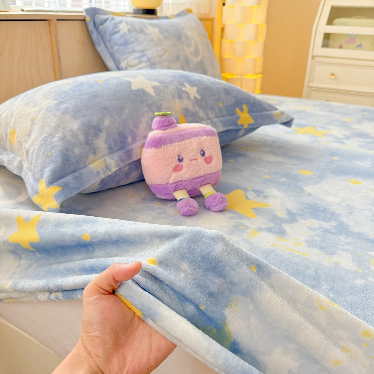 91家纺网 家纺一手货源 找家纺 名兮家居 2025新款高克重印花牛奶绒单床笠床笠单件 满天星