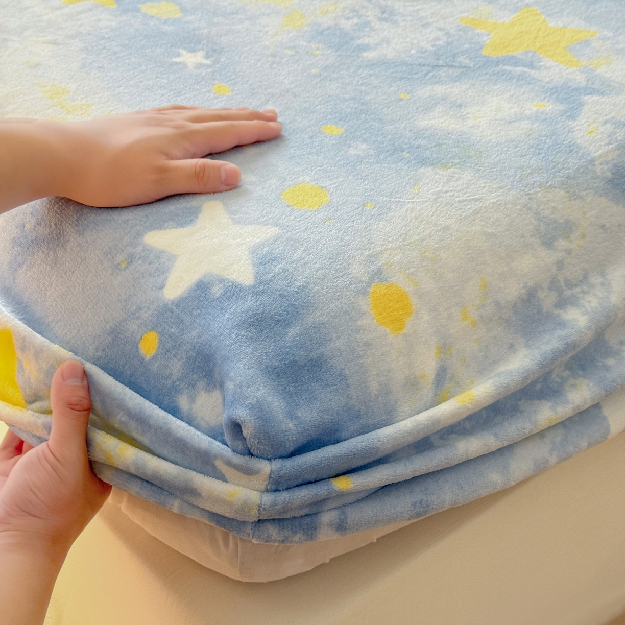 91家纺网 家纺一手货源 找家纺 名兮家居 2025新款高克重印花牛奶绒单床笠床笠单件 满天星