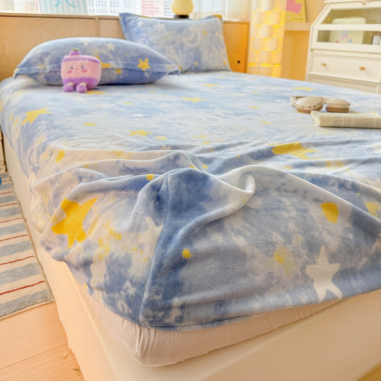 91家纺网 家纺一手货源 找家纺 名兮家居 2025新款高克重印花牛奶绒单床笠床笠单件 满天星