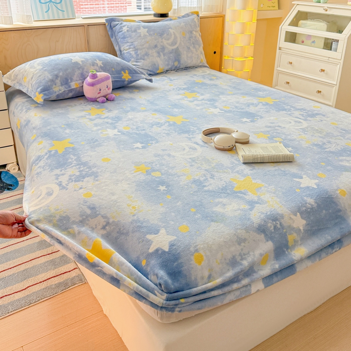 91家纺网 家纺一手货源 找家纺 名兮家居 2025新款高克重印花牛奶绒单床笠床笠单件 满天星