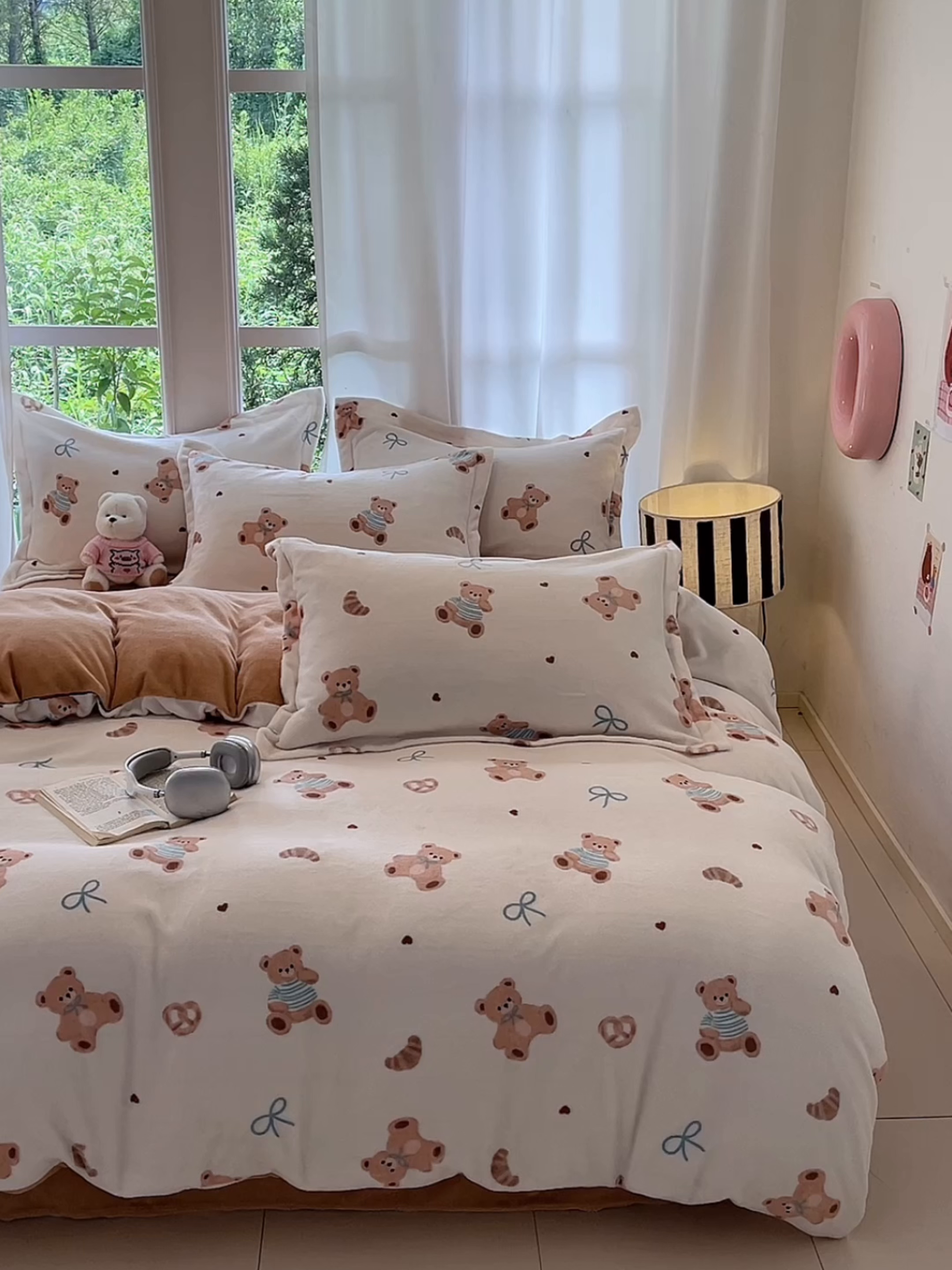 91家纺网 家纺一手货源 找家纺 寐居家纺 2025新款印花牛奶绒四件套 抱抱熊