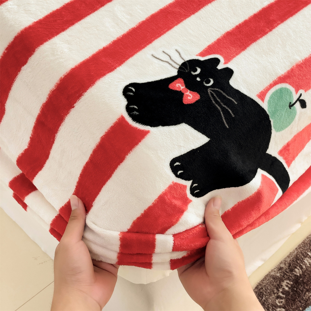 91家纺网 家纺一手货源 找家纺 名兮家居 2025新款高克重印花牛奶绒单床笠床笠单件 猫咪乐园