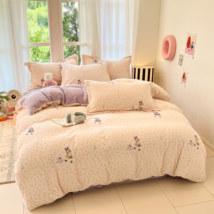 91家纺网 家纺一手货源 找家纺 寐居家纺 2025新款印花牛奶绒四件套 春日女孩