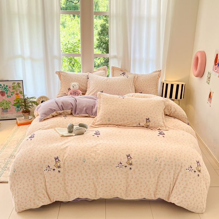 91家纺网 家纺一手货源 找家纺 寐居家纺 2025新款印花牛奶绒四件套 春日女孩