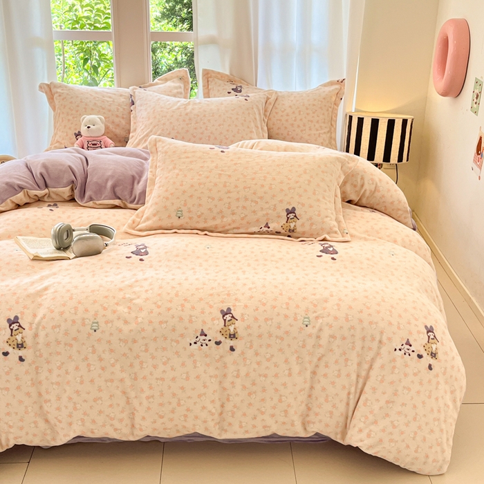 91家纺网 家纺一手货源 找家纺 寐居家纺 2025新款印花牛奶绒四件套 春日女孩