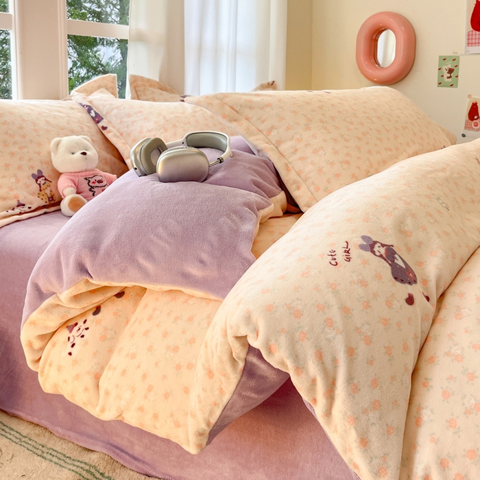 91家纺网 家纺一手货源 找家纺 寐居家纺 2025新款印花牛奶绒四件套 春日女孩