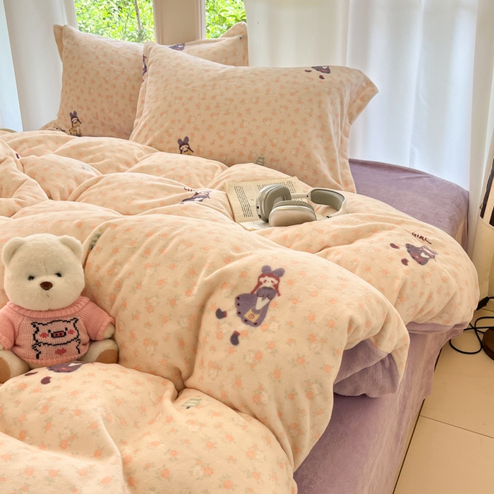 91家纺网 家纺一手货源 找家纺 寐居家纺 2025新款印花牛奶绒四件套 春日女孩