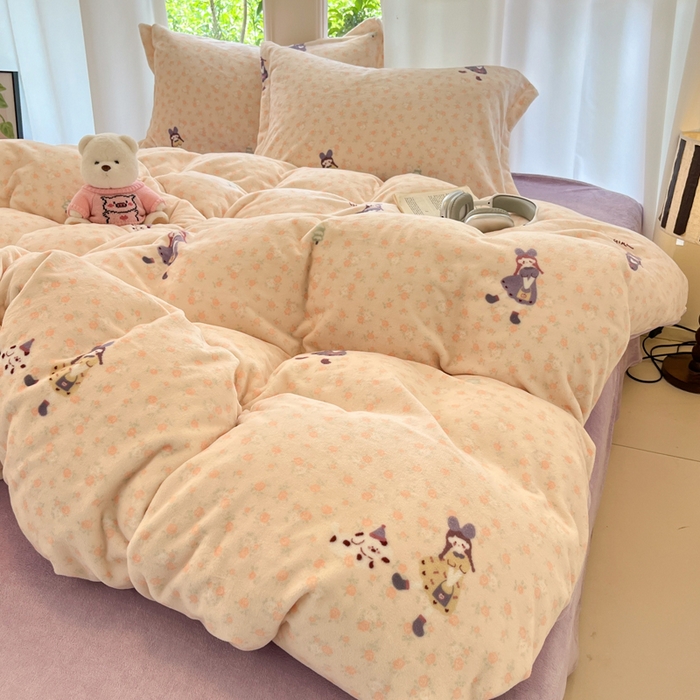 91家纺网 家纺一手货源 找家纺 寐居家纺 2025新款印花牛奶绒四件套 春日女孩