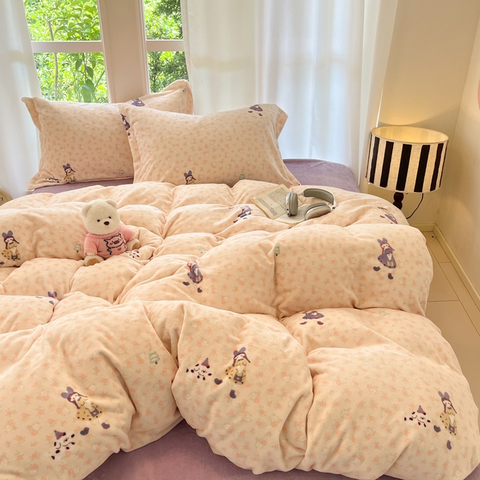 91家纺网 家纺一手货源 找家纺 寐居家纺 2025新款印花牛奶绒四件套 春日女孩