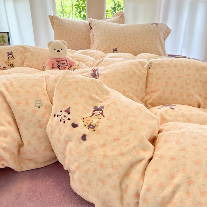 91家纺网 家纺一手货源 找家纺 寐居家纺 2025新款印花牛奶绒四件套 春日女孩