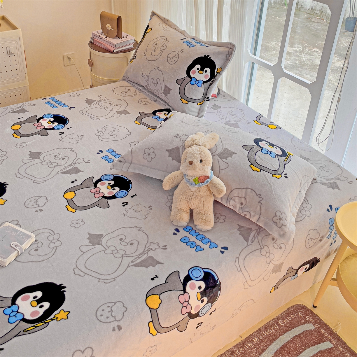 91家纺网 家纺一手货源 找家纺 名兮家居 2025新款高克重印花牛奶绒单床笠床笠单件 企鹅宝宝