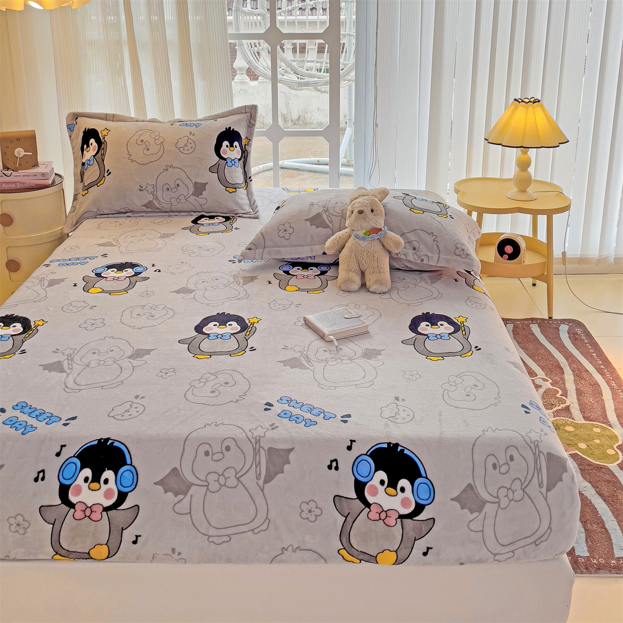 91家纺网 家纺一手货源 找家纺 名兮家居 2025新款高克重印花牛奶绒单床笠床笠单件 企鹅宝宝