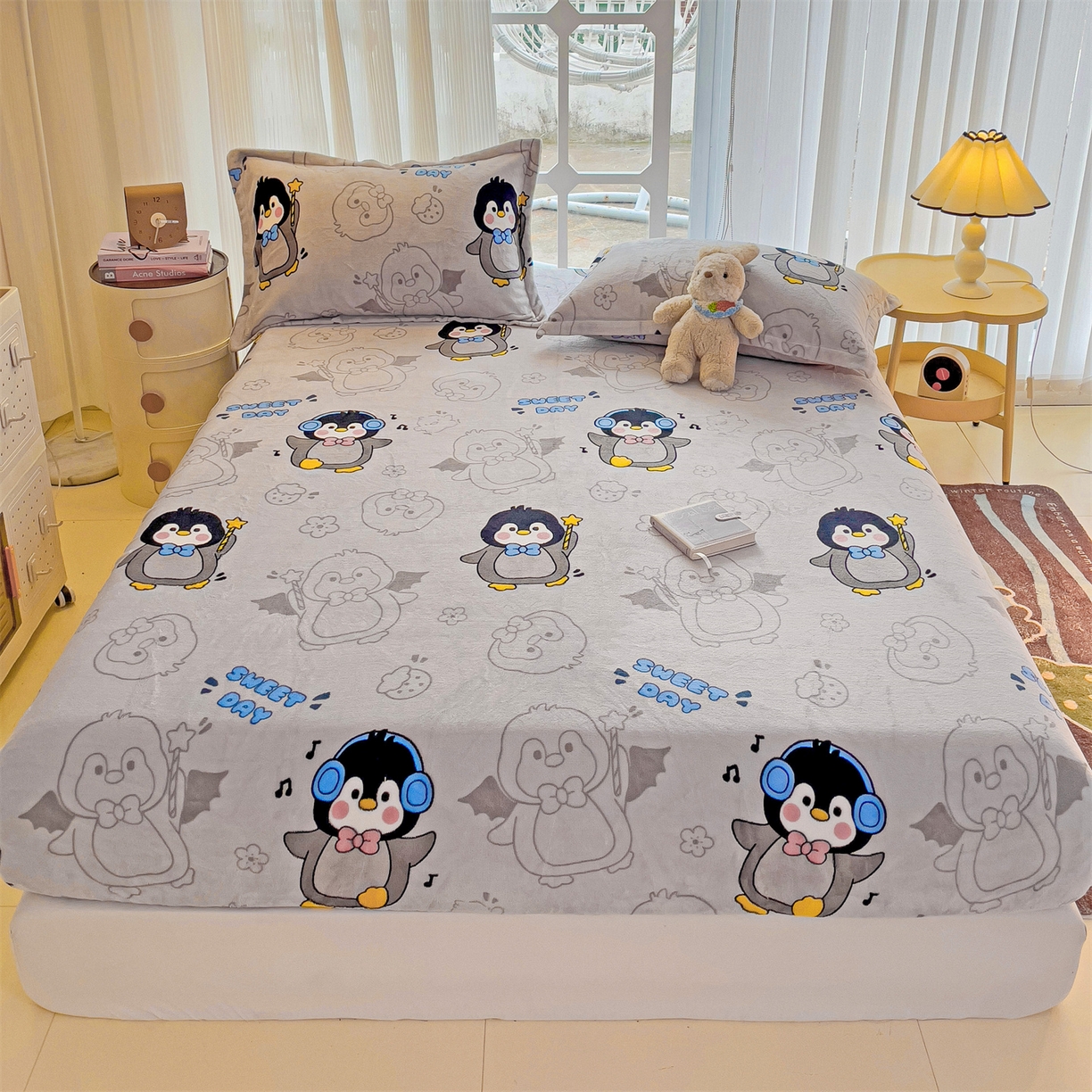 91家纺网 家纺一手货源 找家纺 名兮家居 2025新款高克重印花牛奶绒单床笠床笠单件 企鹅宝宝