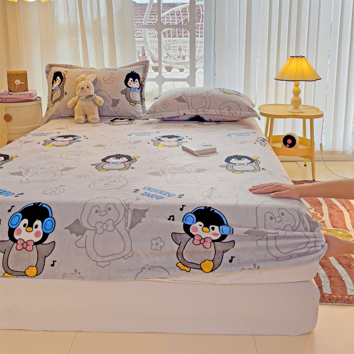 91家纺网 家纺一手货源 找家纺 名兮家居 2025新款高克重印花牛奶绒单床笠床笠单件 企鹅宝宝