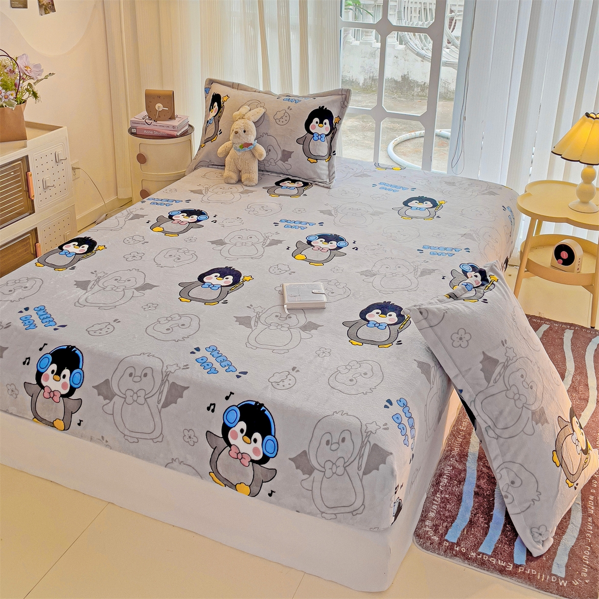 91家纺网 家纺一手货源 找家纺 名兮家居 2025新款高克重印花牛奶绒单床笠床笠单件 企鹅宝宝