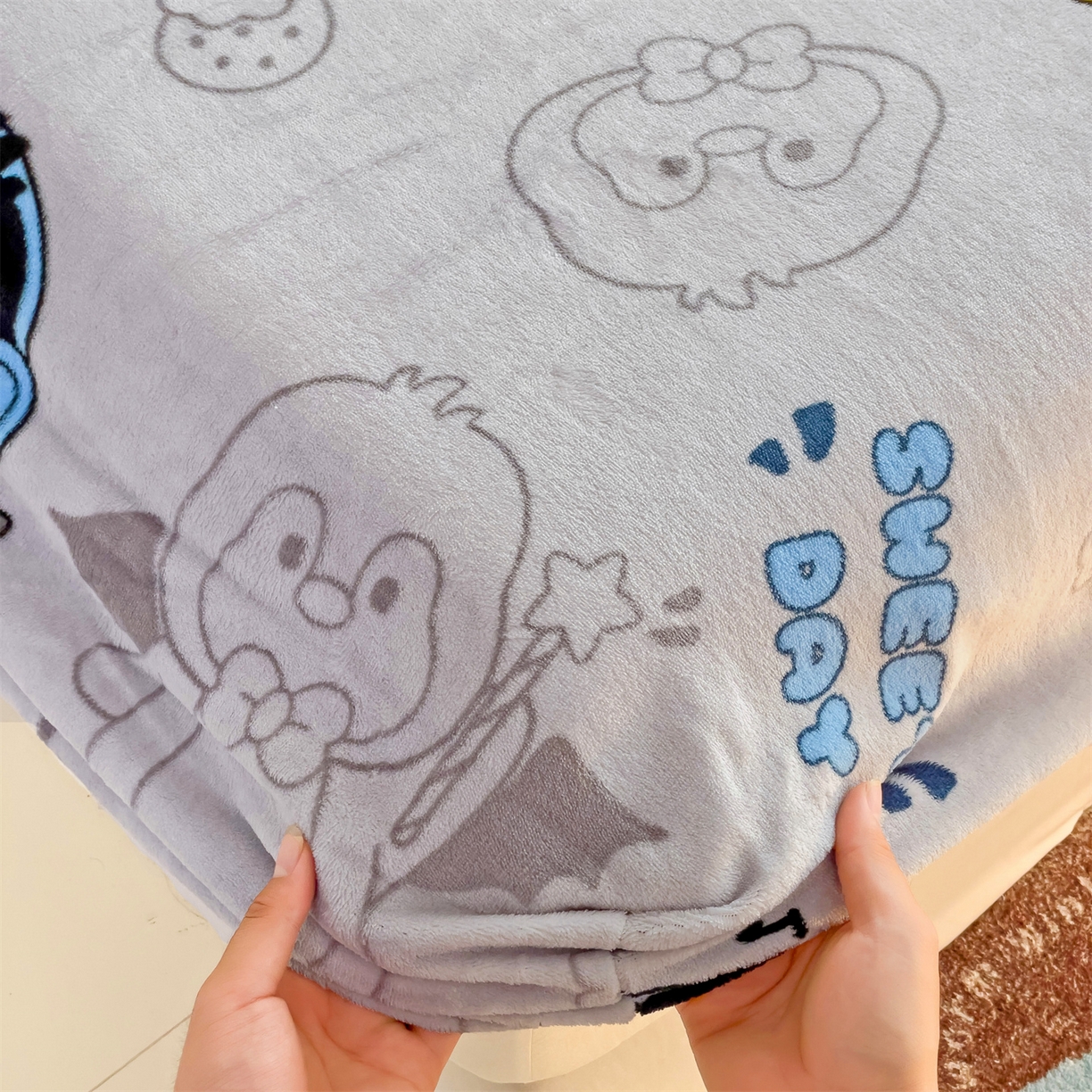 91家纺网 家纺一手货源 找家纺 名兮家居 2025新款高克重印花牛奶绒单床笠床笠单件 企鹅宝宝