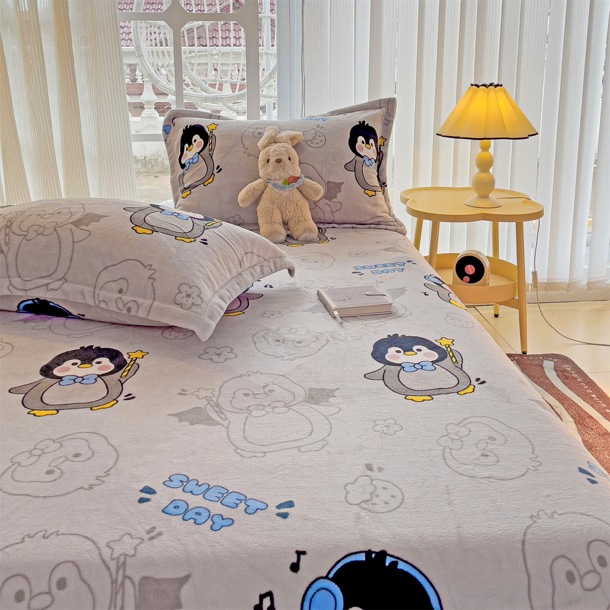 91家纺网 家纺一手货源 找家纺 名兮家居 2025新款高克重印花牛奶绒单床笠床笠单件 企鹅宝宝