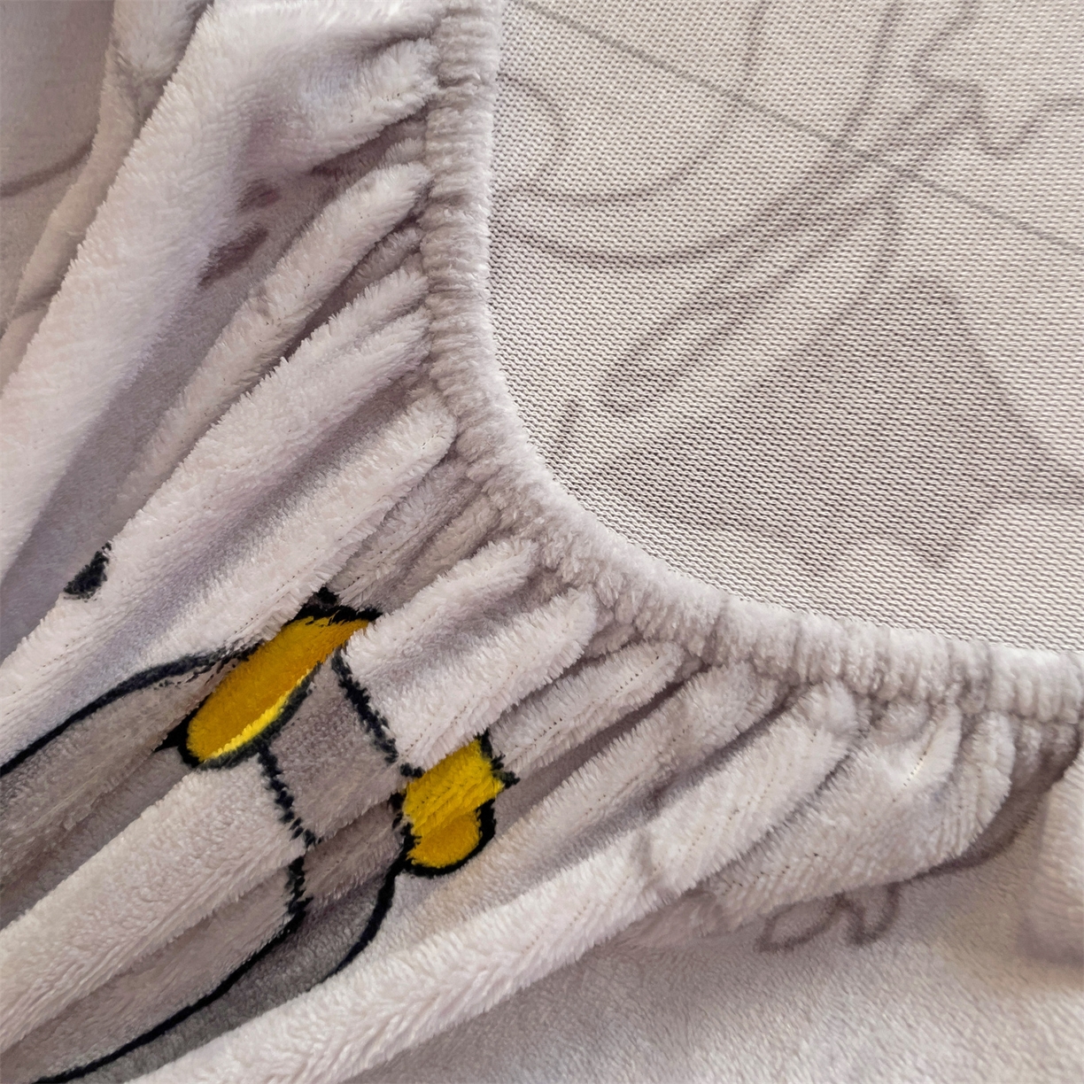 91家纺网 家纺一手货源 找家纺 名兮家居 2025新款高克重印花牛奶绒单床笠床笠单件 企鹅宝宝