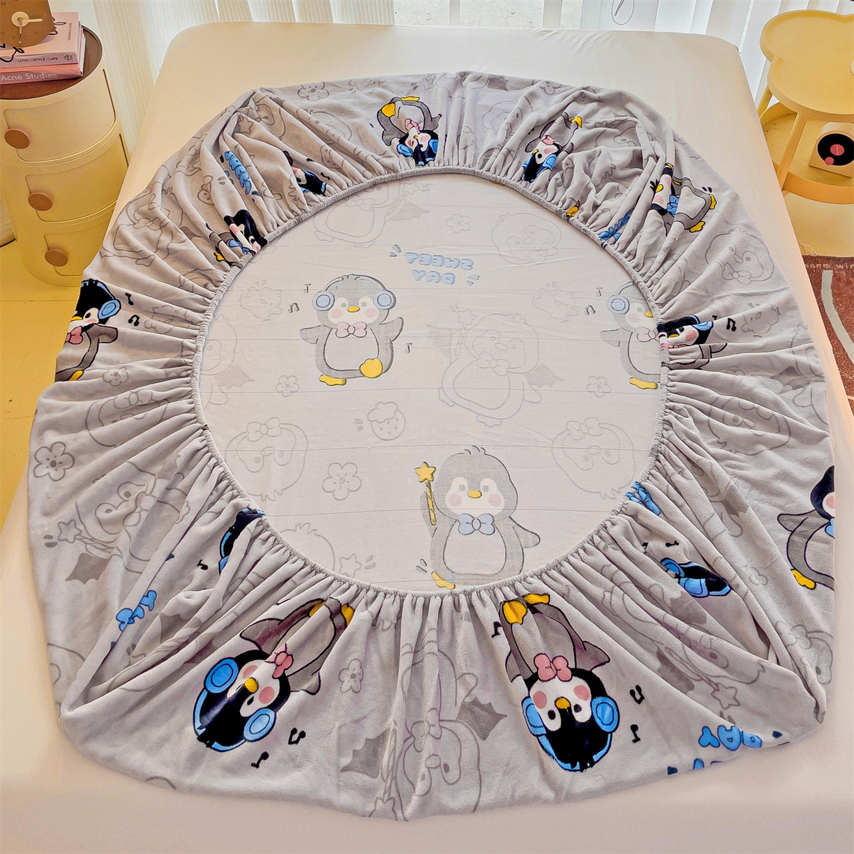 91家纺网 家纺一手货源 找家纺 名兮家居 2025新款高克重印花牛奶绒单床笠床笠单件 企鹅宝宝