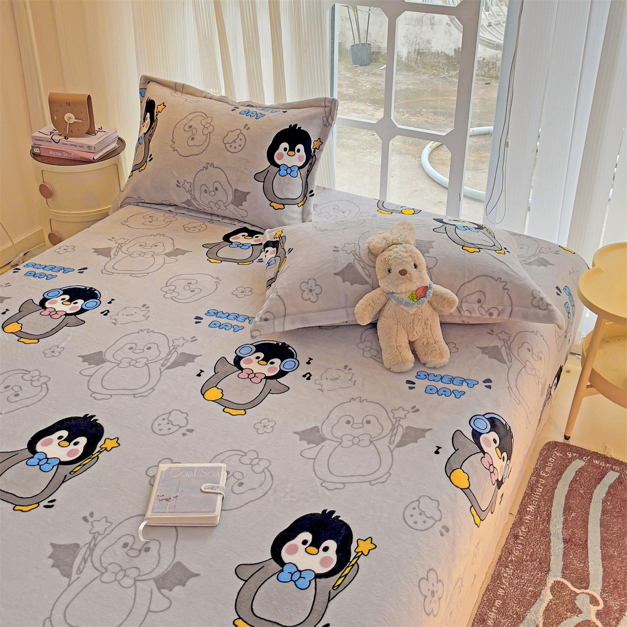 91家纺网 家纺一手货源 找家纺 名兮家居 2025新款高克重印花牛奶绒单床笠床笠单件 企鹅宝宝