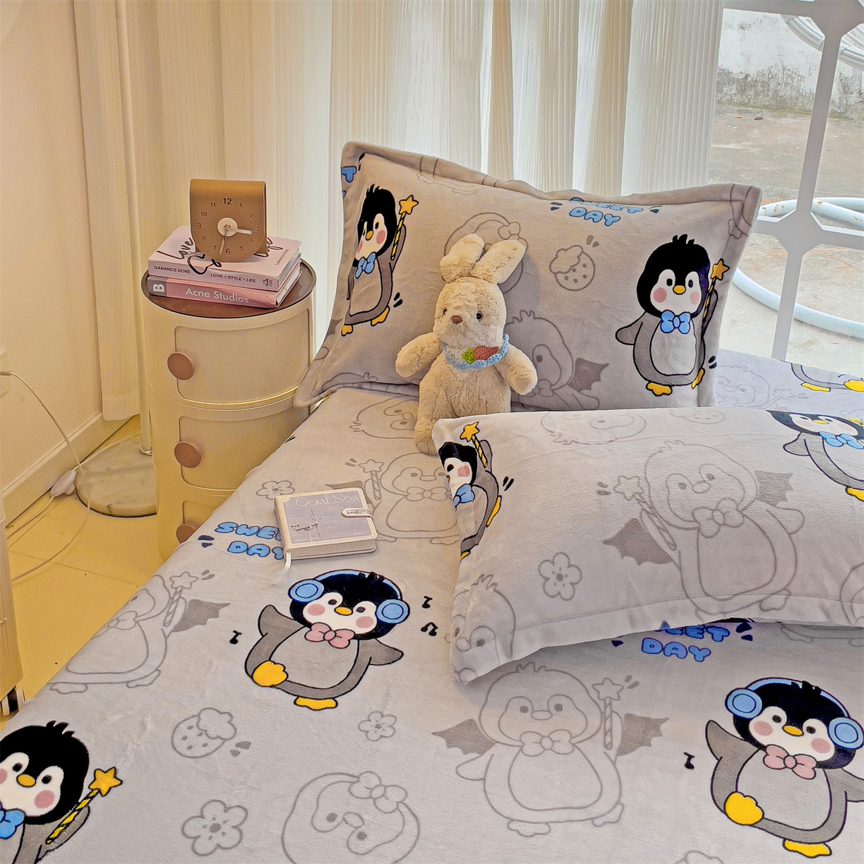 91家纺网 家纺一手货源 找家纺 名兮家居 2025新款高克重印花牛奶绒单床笠床笠单件 企鹅宝宝